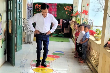 Đấng mày râu 10 năm lo chuyện cơm nước, dạy dỗ trẻ mầm non vùng cao