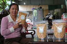 Ngày ngủ một tiếng, chợp mắt bên bếp lửa vì món quà Tết bé xíu như bi