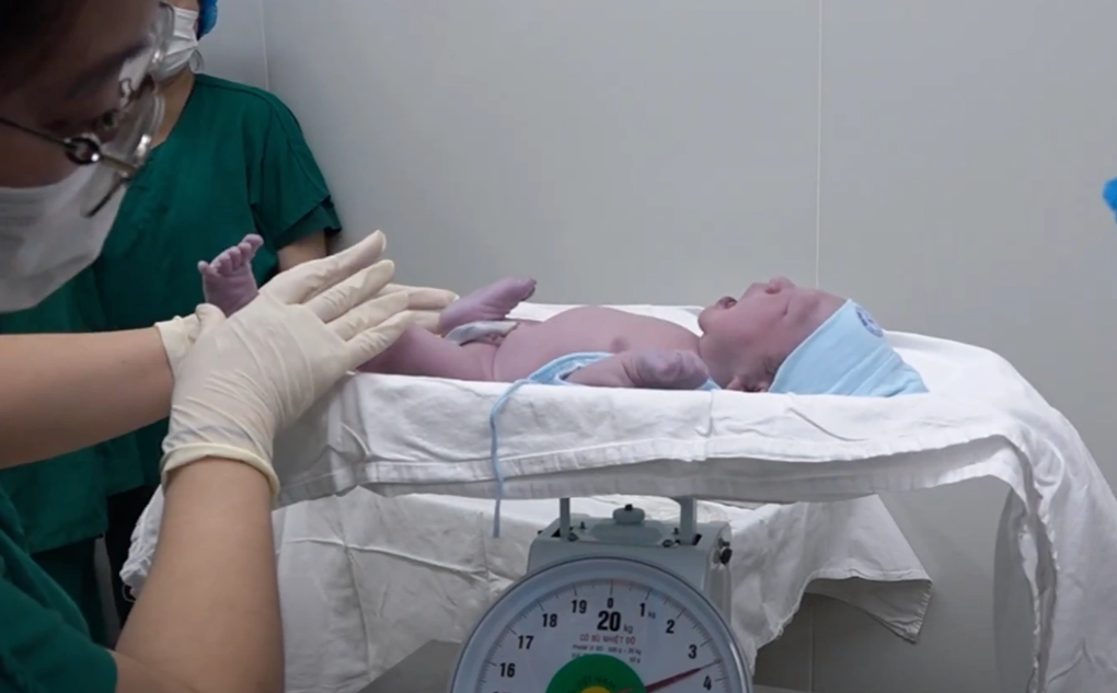 Mẹ từ Hàn Quốc về Việt Nam theo dõi đẻ, bé trai được cứu ngay sau sinh - 1 Mẹ từ Hàn Quốc về Việt Nam theo dõi đẻ, bé trai được cứu ngay sau sinh - 1