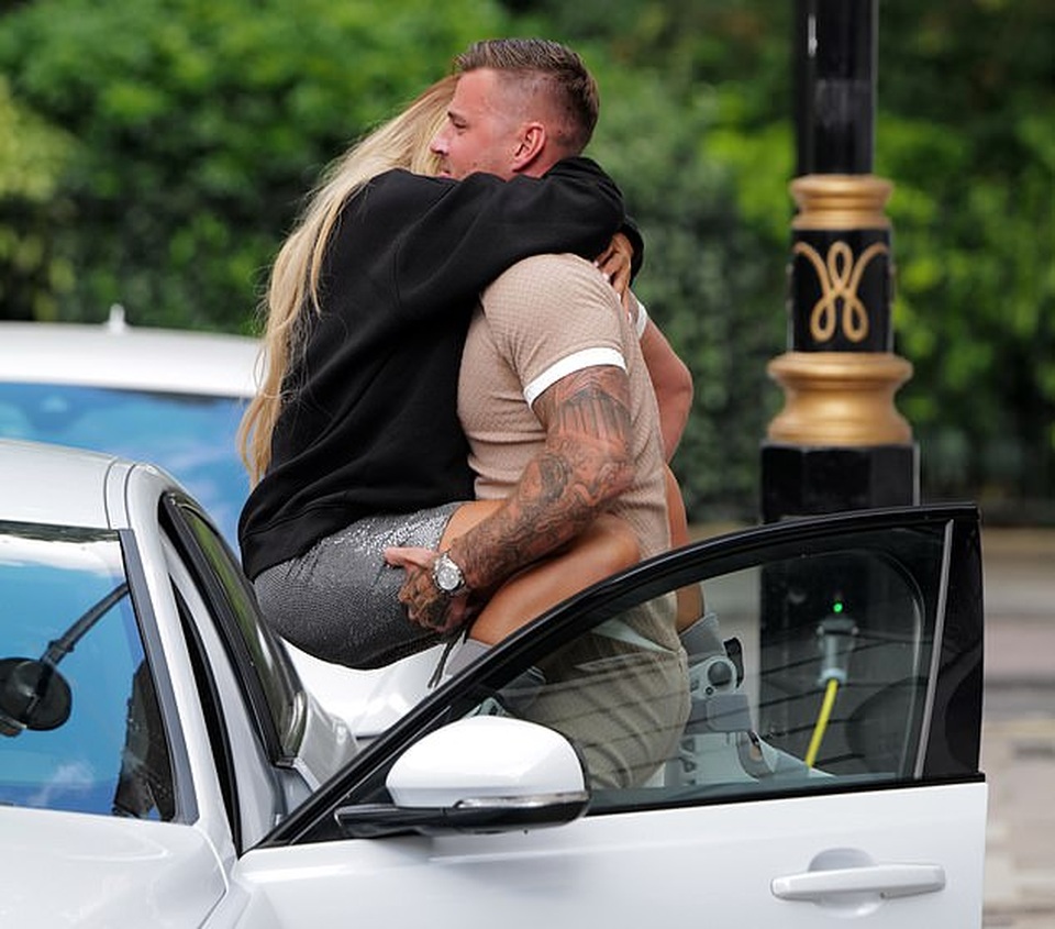 Bồ trẻ bế Katie Price đi khám - 1 Bồ trẻ bế Katie Price đi khám - 1