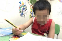 Lấn cấn cảnh đứa trẻ tầm 3 tuổi bị đẩy vào lớp học tiếng Anh