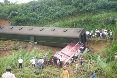 Lật tàu chở khách ở Yên Bái, 2 bà cháu tử vong