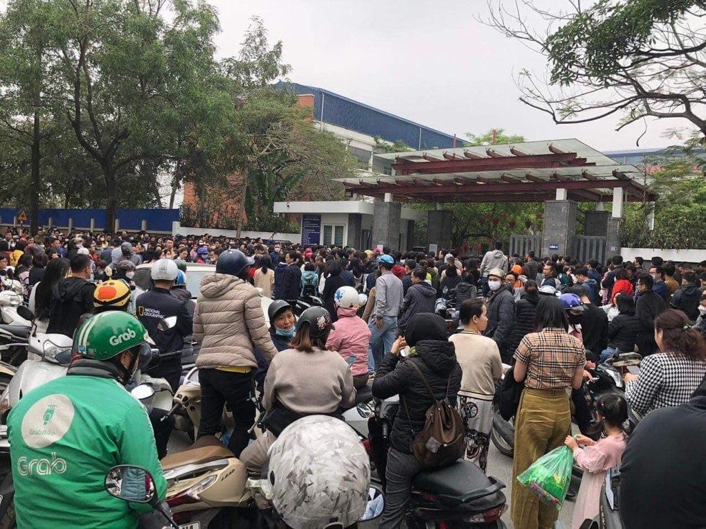 Hàng nghìn phụ huynh vây kín cổng trường ngày thi lớp 6 Lương Thế Vinh - 5 Hàng nghìn phụ huynh vây kín cổng trường ngày thi lớp 6 Lương Thế Vinh - 5