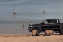 Vụ xe bán tải "tung hoành" trên bãi biển: Vì sao xử lý tội gây rối?