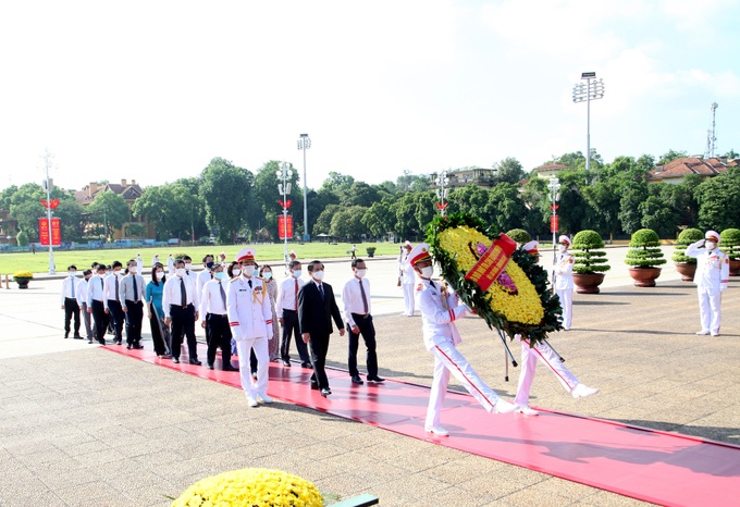 Lãnh đạo Đảng, Nhà nước viếng Chủ tịch Hồ Chí Minh và đặt vòng hoa tưởng niệm các Anh hùng, liệt sĩ - Ảnh 5.