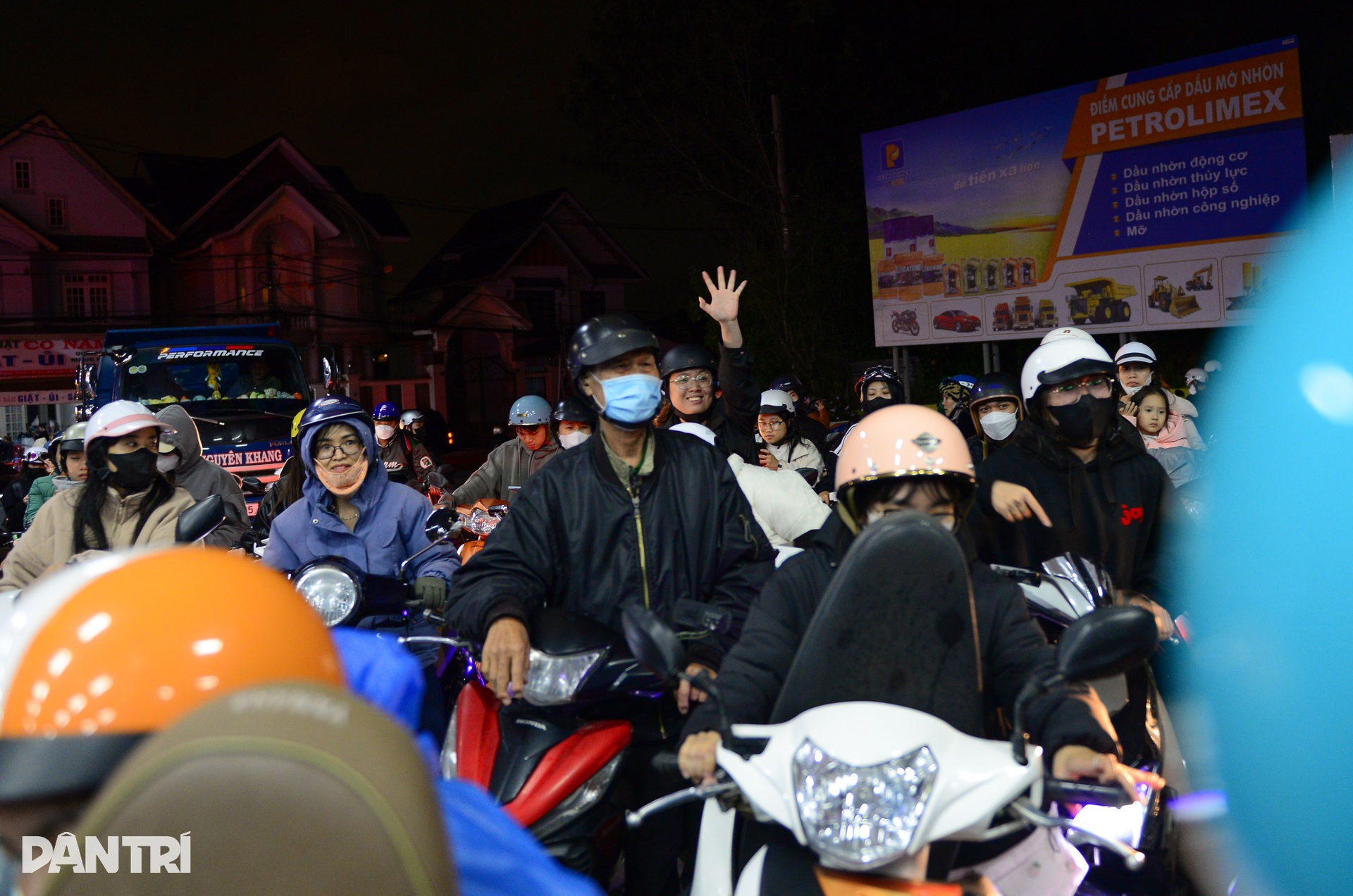 Lo thiếu nhiên liệu, người Đà Lạt đổ xô mua xăng giữa đêm - 5