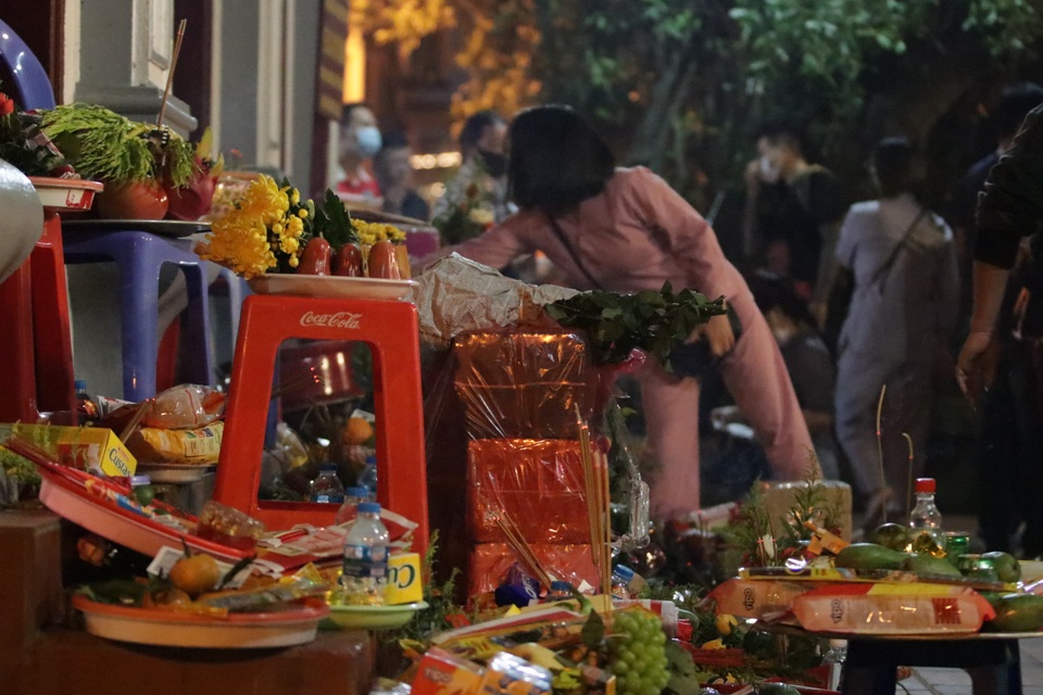 Phủ Tây Hồ đóng cửa, hàng trăm người dân vẫn chen nhau đi lễ - 3 Phủ Tây Hồ đóng cửa, hàng trăm người dân vẫn chen nhau đi lễ - 3