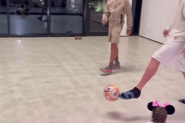 Ronaldo chơi bóng với các con trong kỳ nghỉ lễ Giáng sinh