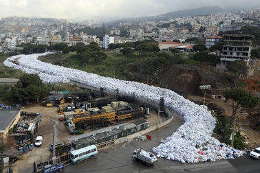 “Sông rác” chình ình giữa thủ đô của Li-băng