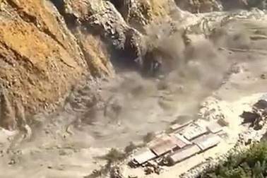 Cận cảnh vụ vỡ sông băng kinh hoàng ở Ấn Độ