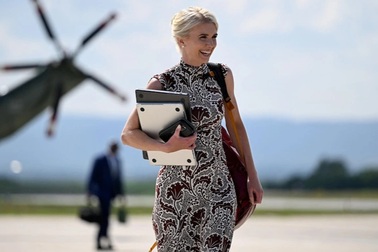 Tổng thống Trump thưởng 45.000 USD tiền mặt cho nữ trợ lý thân cận