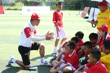 HLV Nguyễn Hồng Sơn bày "tiểu xảo" chơi bóng cho Top 10 Cầu thủ nhí 2020