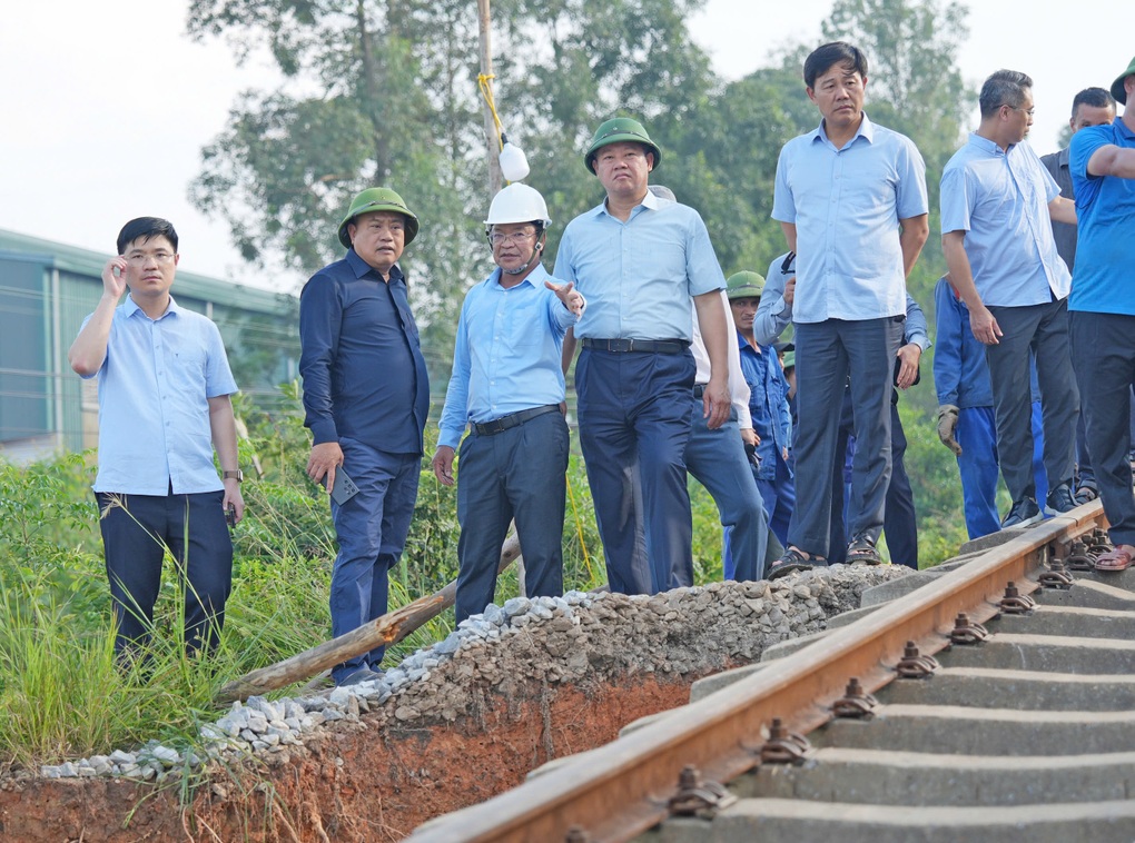 Chủ tịch Hà Nội đến vùng ngập, yêu cầu triển khai ngay các dự án cấp bách - 1 Chủ tịch Hà Nội đến vùng ngập, yêu cầu triển khai ngay các dự án cấp bách - 1
