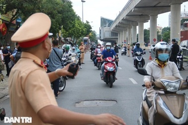 Hàng nghìn người Hà Nội đổ ra đường sau thông báo "dùng giấy đi đường cũ"
