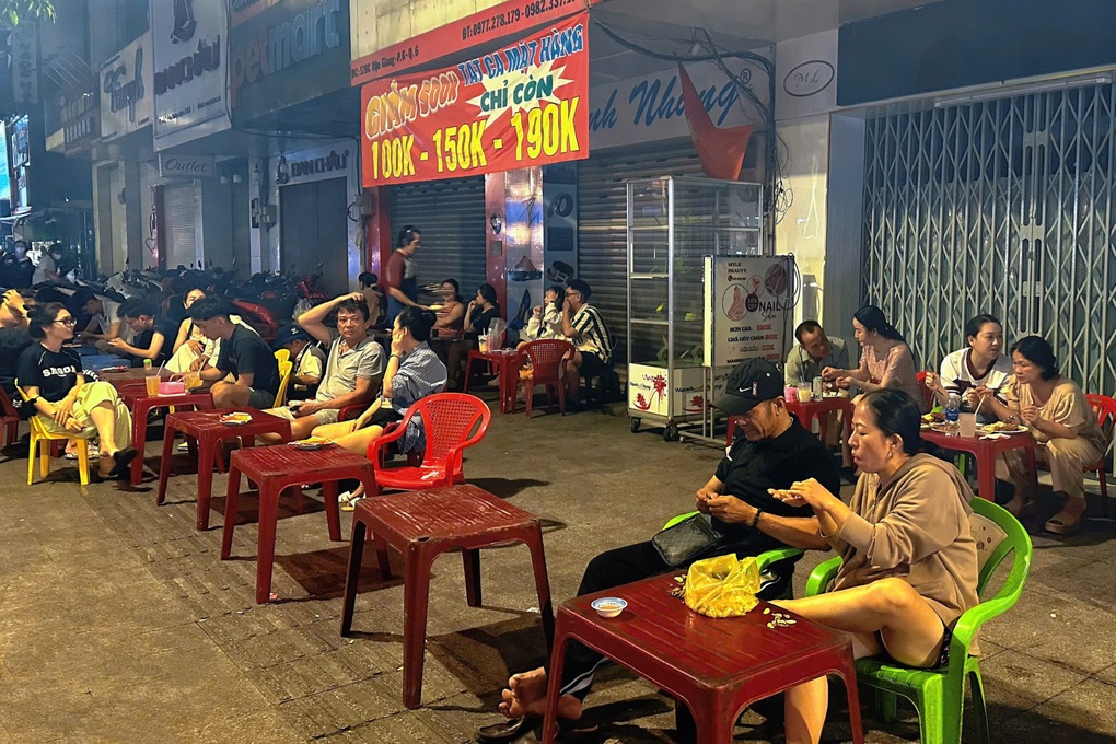 Quán cơm tấm ma ở TPHCM chỉ mở lúc đêm khuya, khách xếp hàng thưởng thức - 3 Quán cơm tấm ma ở TPHCM chỉ mở lúc đêm khuya, khách xếp hàng thưởng thức - 3