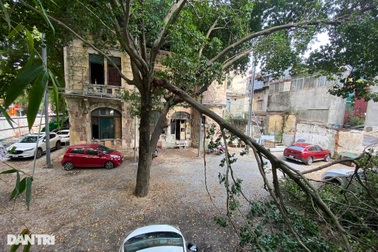 Biệt thự cổ trên đất vàng Hà Nội xuống cấp, bỏ hoang, dùng làm bãi trông xe