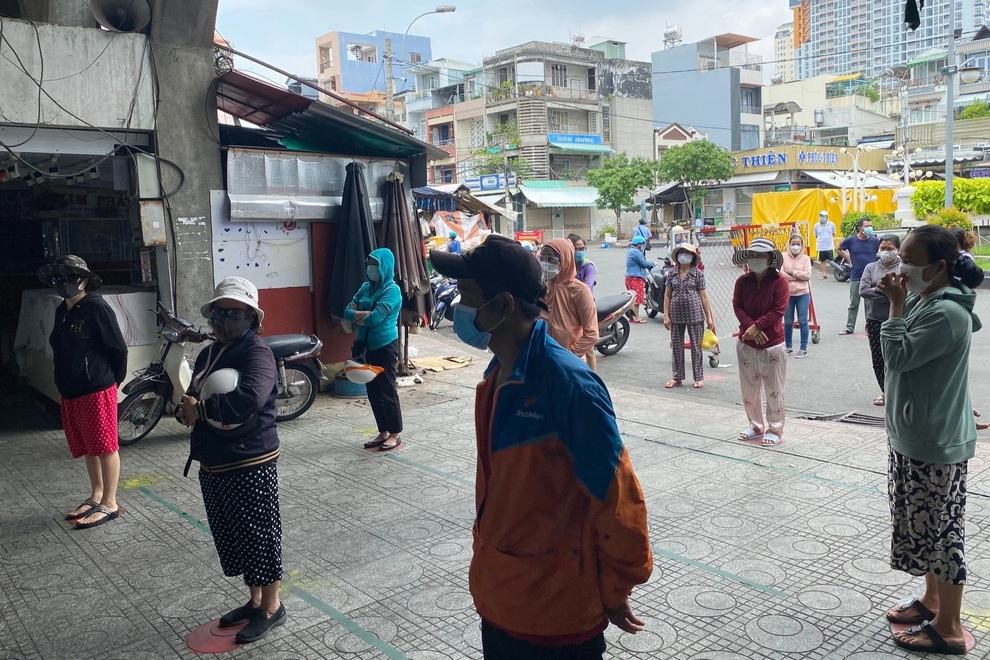 TPHCM: Cảnh xếp hàng dài ngoài siêu thị trong ngày có tin đồn thất thiệt - 11 TPHCM: Cảnh xếp hàng dài ngoài siêu thị trong ngày có tin đồn thất thiệt - 11