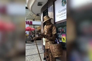 Clip chú chó “đồng cam cộng khổ” với chủ trong cuộc mưu sinh thường ngày