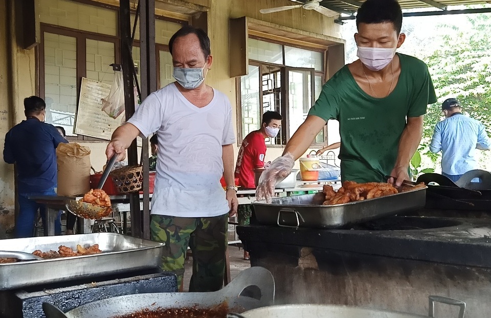 Áo chiến sĩ đẫm mồ hôi cho những suất cơm nghĩa tình trong khu cách ly - 3 Áo chiến sĩ đẫm mồ hôi cho những suất cơm nghĩa tình trong khu cách ly - 3