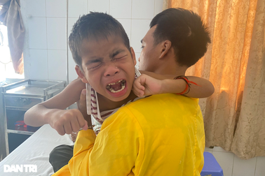 Hết tiền, người cha dân tộc Vân Kiều khóc nấc xin đưa con rời bệnh viện