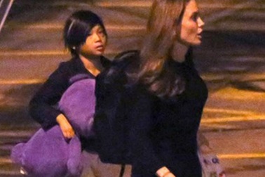Angelina Jolie và Pax Thiên xuất hiện tại sân bay Los Angeles
