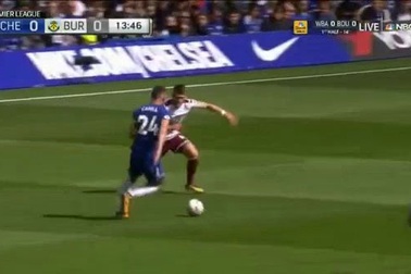 Chelsea - Burnley: Phút 14, Cahill nhận thẻ đỏ