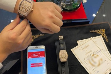 Valentine: Người tặng quà dát kim cương, kẻ trớ trêu nhận vỏ... điện thoại