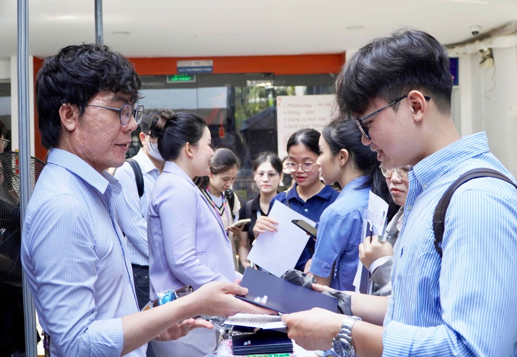 Cầm hồ sơ dày đặc chữ đi xin việc, sinh viên nhận bài học đắt giá - 2