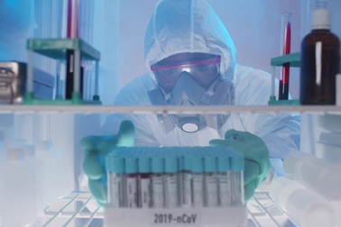 Kyrgyzstan bỏ 1.000 liều vắc xin vì nhân viên rút tủ lạnh để sạc điện thoại