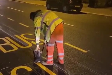 Người thợ sơn đường với những nét vẽ hết sức chuẩn xác