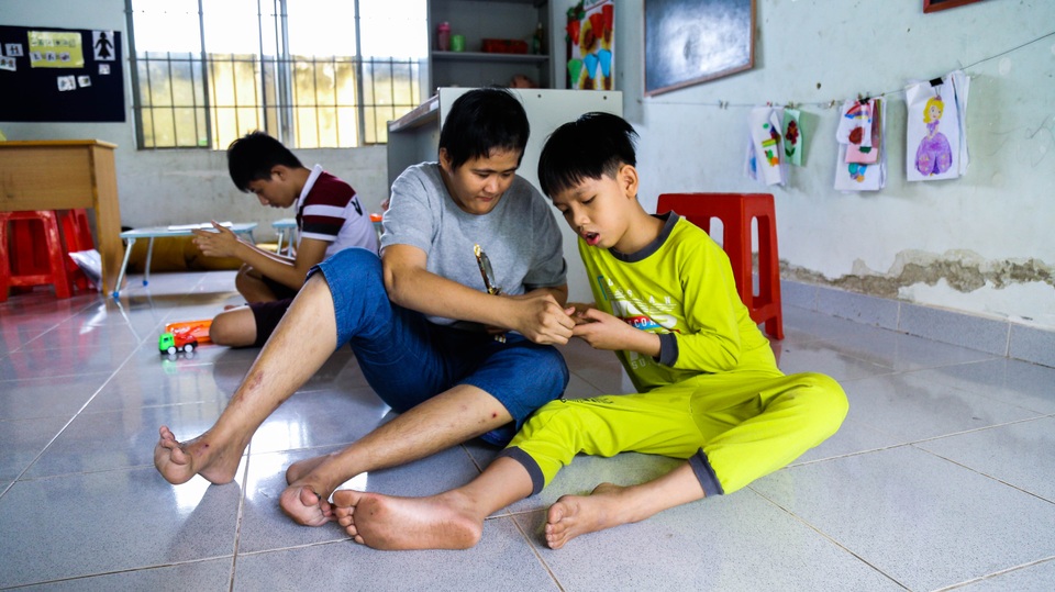 Hết lòng vì những đứa trẻ mang nỗi đau da cam - 9 Hết lòng vì những đứa trẻ mang nỗi đau da cam - 9