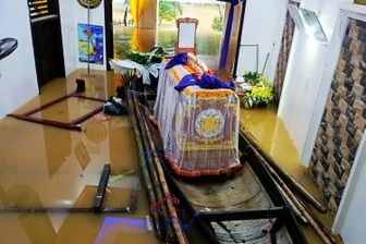 Quan tài người quá cố đặt trên ghe trong ngày nước lũ sông Ô Lâu dâng cao