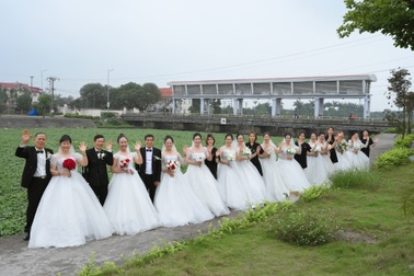 Chuyện xúc động sau bức ảnh 12 cụ bà mặc váy cưới ở Hải Dương