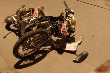 Hai thanh niên tử vong cạnh xe máy bể nát