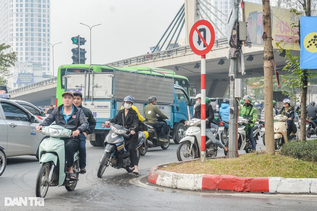 Giao thông tại điểm nóng Ngã Tư Sở - Láng ngày đầu phân luồng - 6 Giao thông tại điểm nóng Ngã Tư Sở - Láng ngày đầu phân luồng - 6