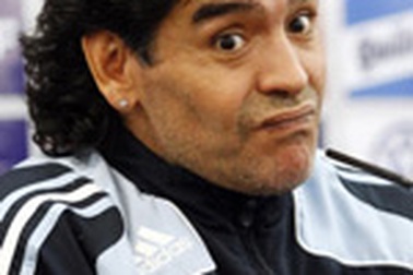 Một công dân Anh muốn “lấy đầu” Maradona