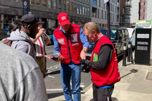 Hoàng tử Anh bán báo trên phố giúp người vô gia cư