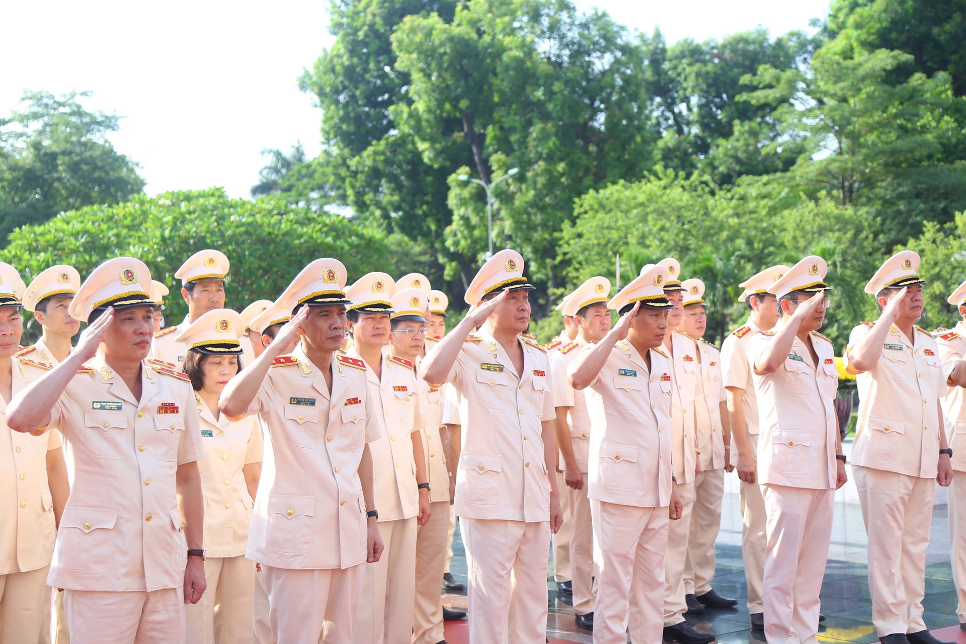 Lãnh đạo Đảng, Nhà nước dâng hương tưởng niệm các anh hùng liệt sĩ - 4 Lãnh đạo Đảng, Nhà nước dâng hương tưởng niệm các anh hùng liệt sĩ - 4