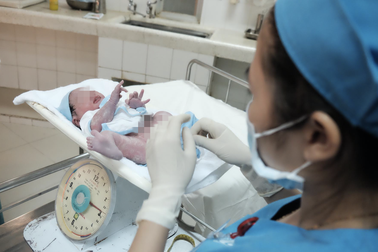Mẹ không cho con thở máy để "thuận tự nhiên", bé mới sinh ở TPHCM nguy kịch