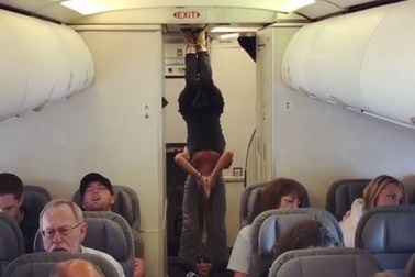 Đôi trai gái rủ nhau "lên trời" tập yoga