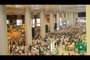 Kiều bào về quê ăn Tết, sân bay Tân Sơn Nhất kẹt cứng