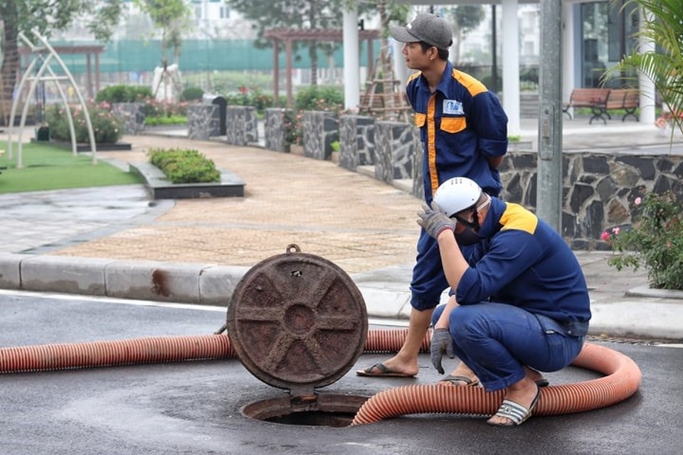 Chuyện nguy hiểm của những công nhân cống ngầm ở Hà Nội - 3 Chuyện nguy hiểm của những công nhân cống ngầm ở Hà Nội - 3