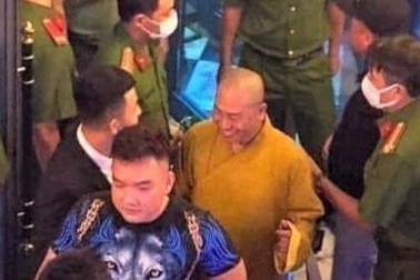 Người đầu trọc, mặc áo nhà sư vào quán nhậu là tu sĩ giả mạo
