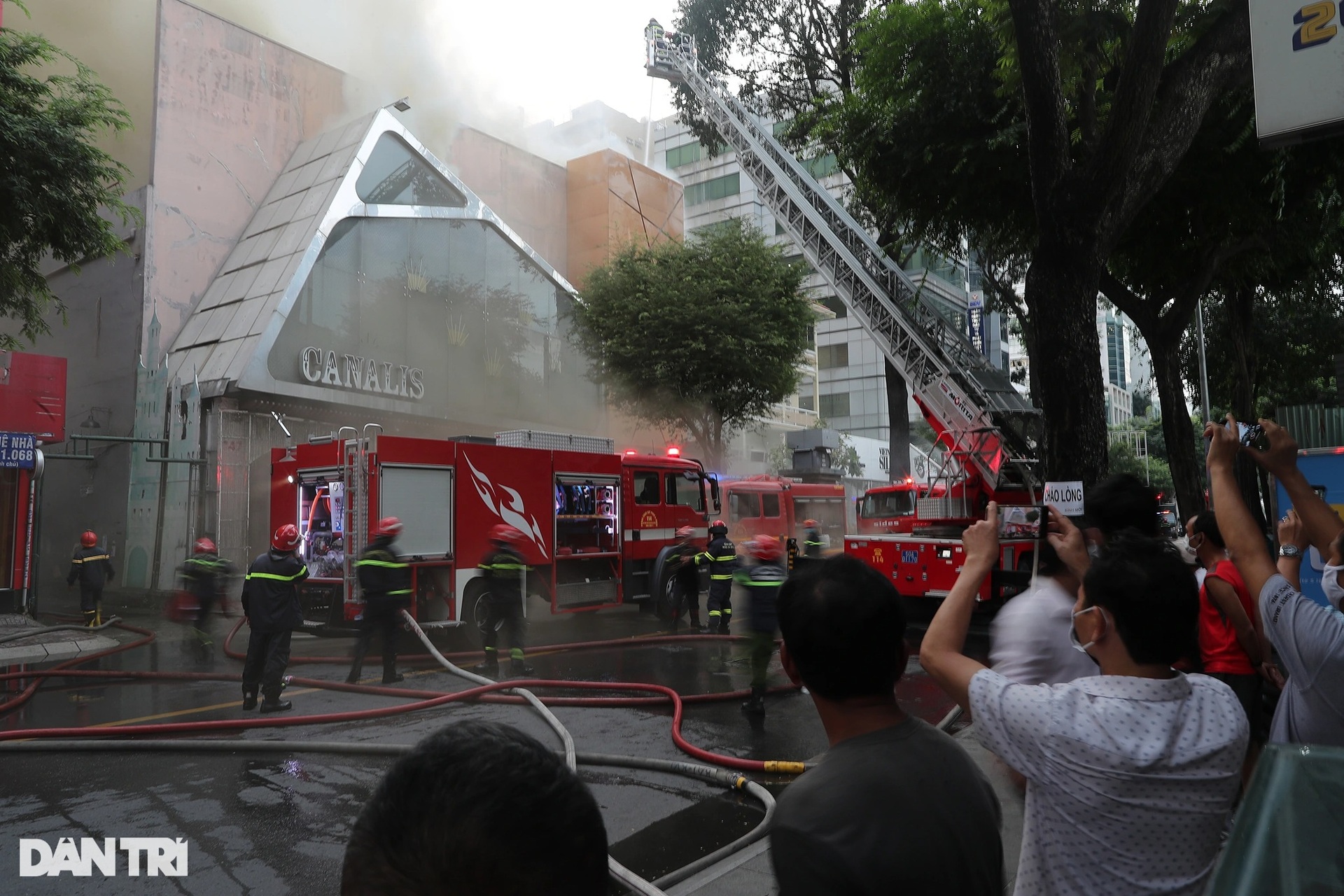 Cháy lớn ở trung tâm TPHCM, nhiều người ôm tài sản thoát khỏi hiện trường - 1