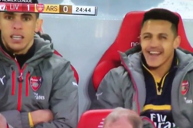Nụ cười bí hiểm của Sanchez khiến CĐV Arsenal nhói lòng