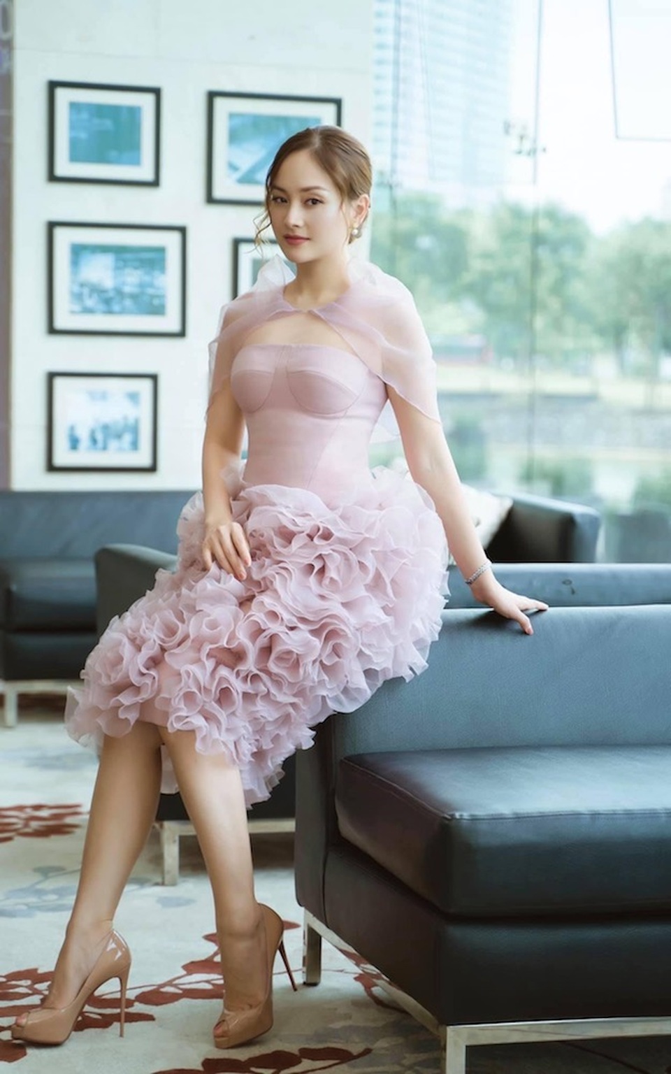 Hương Giang diện vest không nội y, khoe vòng một căng tròn - 10 Hương Giang diện vest không nội y, khoe vòng một căng tròn - 10