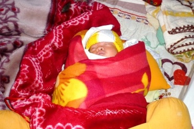 Bé trai bị bỏ rơi trong thùng xốp được đặt tên là Nhân Từ   