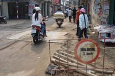 Thi công cẩu thả, đường xuống cấp trầm trọng 