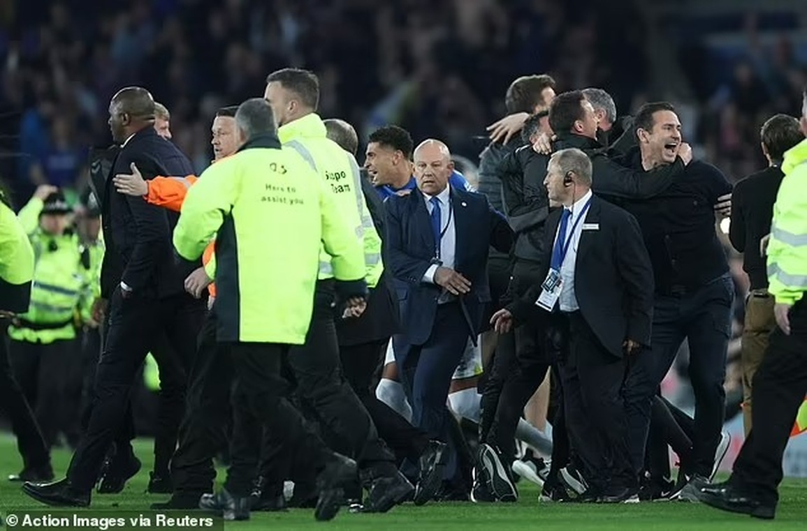 Bị khiêu khích, HLV Patrick Vieira thẳng chân tung cước vào CĐV Everton - 3 Bị khiêu khích, HLV Patrick Vieira thẳng chân tung cước vào CĐV Everton - 3