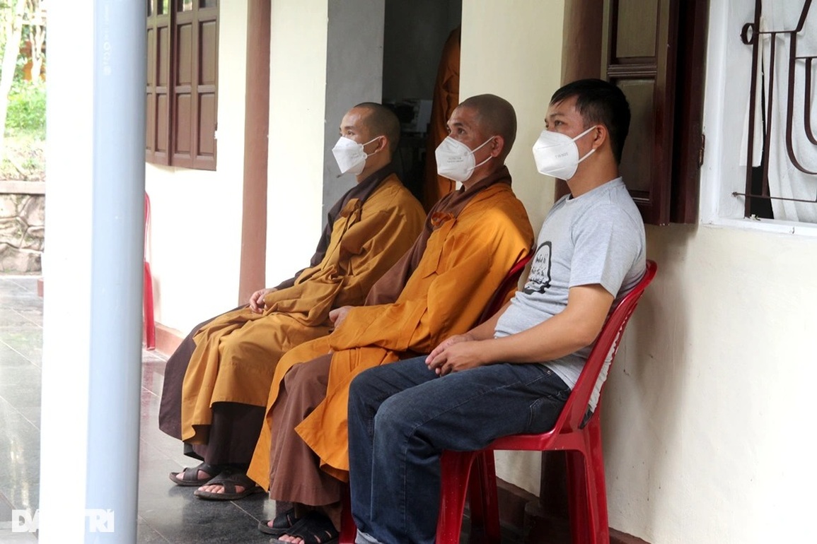 Đệ tử vái lạy bên ngoài căn phòng nơi thiền sư Thích Nhất Hạnh viên tịch - 5 Đệ tử vái lạy bên ngoài căn phòng nơi thiền sư Thích Nhất Hạnh viên tịch - 5